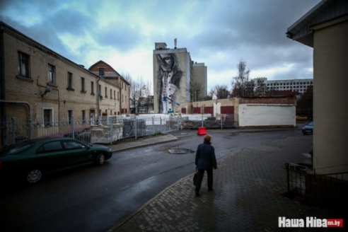 Огромный портрет белорусской девушки в вышиванке появился на здании общежития в Минске