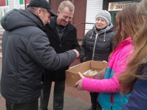 Активисты БРСМ провели в Костюковичах акцию «Брось сигарету! Съешь конфету» (+ фото)