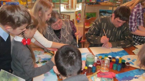 Рисовать может каждый: мастер класс от изостудии "Креатив" для людей с ограниченными возможностями