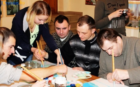 Рисовать может каждый: мастер класс от изостудии "Креатив" для людей с ограниченными возможностями