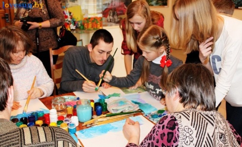Рисовать может каждый: мастер класс от изостудии "Креатив" для людей с ограниченными возможностями