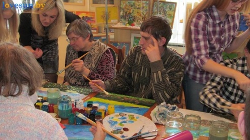 Рисовать может каждый: мастер класс от изостудии "Креатив" для людей с ограниченными возможностями