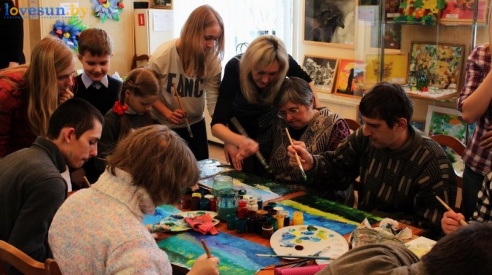 Рисовать может каждый: мастер класс от изостудии "Креатив" для людей с ограниченными возможностями