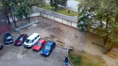 Мусорка на детской площадке - это нормально!