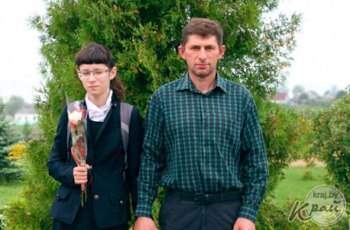 «С ними дети учатся быть добрее». Как особенная девочка из Вилейки изучает мир в обычной школе (фото)