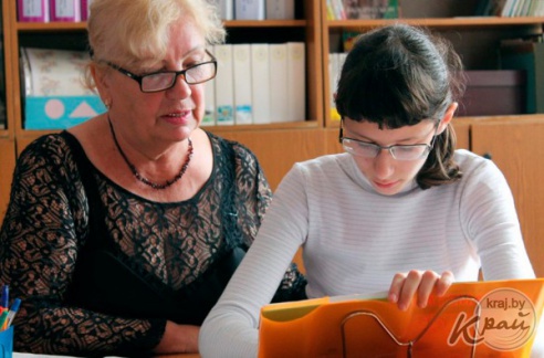 «С ними дети учатся быть добрее». Как особенная девочка из Вилейки изучает мир в обычной школе (фото)