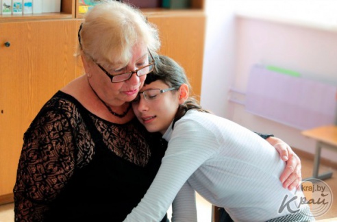 «С ними дети учатся быть добрее». Как особенная девочка из Вилейки изучает мир в обычной школе (фото)