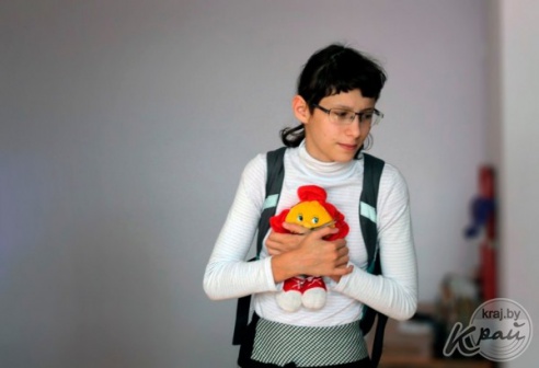 «С ними дети учатся быть добрее». Как особенная девочка из Вилейки изучает мир в обычной школе (фото)