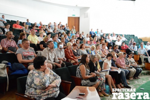 Председатель Брестского горисполкома встретился с жителями улицы Поплавского, чьи дома хотят снести