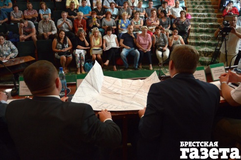 Председатель Брестского горисполкома встретился с жителями улицы Поплавского, чьи дома хотят снести