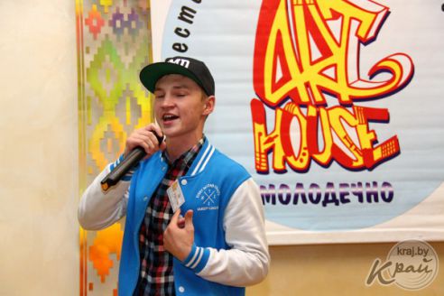Фотофакт: Участник Олимпийских игр в Рио боксер Дмитрий Асанов исполнил на фестивале Art-House в Молодечно рэп