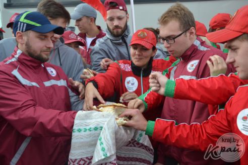 Участники белорусско-российского велопробега предложили председателю Глубокского райисполкома сесть на велосипед (фото)