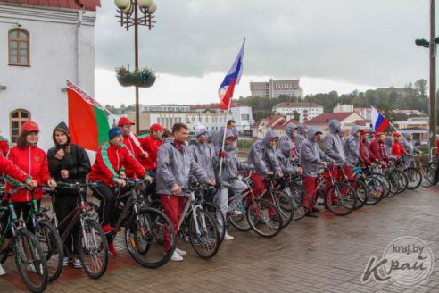 Участники белорусско-российского велопробега предложили председателю Глубокского райисполкома сесть на велосипед (фото)