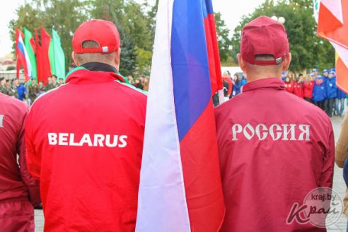 Участники белорусско-российского велопробега предложили председателю Глубокского райисполкома сесть на велосипед (фото)