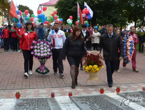 Участники белорусско-российского велопробега предложили председателю Глубокского райисполкома сесть на велосипед (фото)