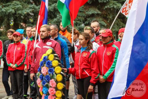 Участники белорусско-российского велопробега предложили председателю Глубокского райисполкома сесть на велосипед (фото)