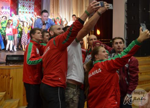 Участники белорусско-российского велопробега предложили председателю Глубокского райисполкома сесть на велосипед (фото)