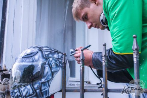 «Призрачный гонщик» и «Литейный цех». Бывший студент вилейского колледжа разрисовал стены его зданий (фото)