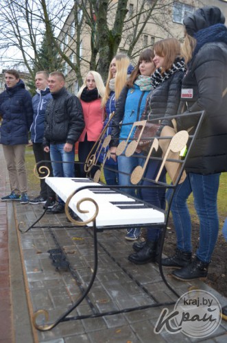 В Вилейке появилась музыкальная скамейка, где влюбленные могут спеть серенаду или почитать стихи (фото)
