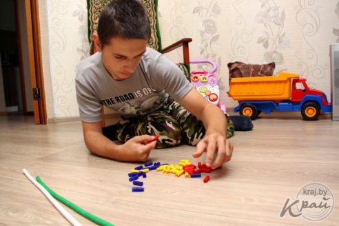 «Врачи сказали, что мой сын – живое растение». История Саши из Вилейки, у которого ДЦП (фото)