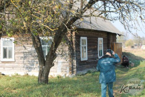 «Не задохнемся, ни разу еще не померли». Репортаж из рейда Вилейского РОЧС по проблемным домам (фото)