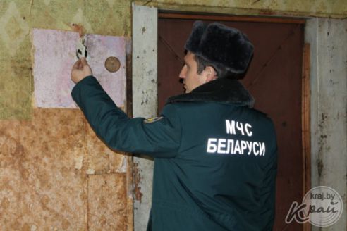 «Не задохнемся, ни разу еще не померли». Репортаж из рейда Вилейского РОЧС по проблемным домам (фото)