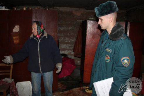 «Не задохнемся, ни разу еще не померли». Репортаж из рейда Вилейского РОЧС по проблемным домам (фото)