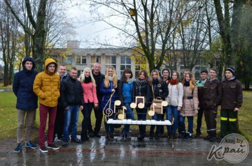 В Вилейке появилась музыкальная скамейка, где влюбленные могут спеть серенаду или почитать стихи (фото)