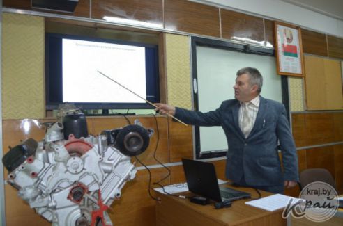 Нестандартный урок в честь Дня автомобилиста и дорожника провел преподаватель вилейского колледжа (фото)