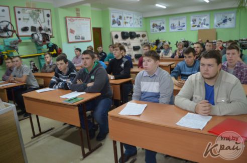 Нестандартный урок в честь Дня автомобилиста и дорожника провел преподаватель вилейского колледжа (фото)