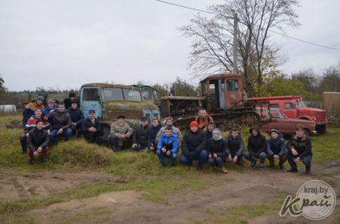 Нестандартный урок в честь Дня автомобилиста и дорожника провел преподаватель вилейского колледжа (фото)