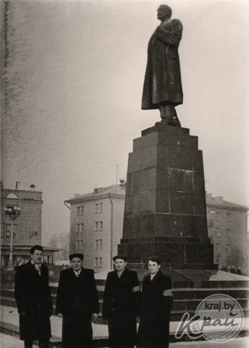 Ретрогород. Праздничная демонстрация в центре Молодечно 7 ноября 1962 года (фото)