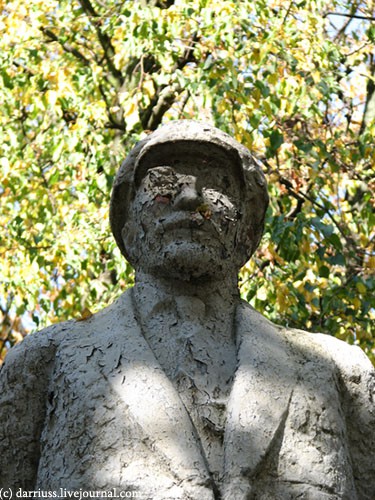 Почему у памятника Ленину в Глубоком были кривые ноги и куда исчезла его голова (фото) Почему у памятника Ленину в Глубоком были кривые ноги и куда исчезла его голова (фото)