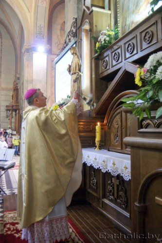 У касцёле Узвышэння Святога Крыжа ў Вілейцы асвяцілі новапабудаваны алтар Божай Міласэрнасці