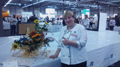 Боясь не довезти, цветы из сахара завернули в пленку и пенопласт. Повара из Постав взяли медали на олимпиаде в Германии