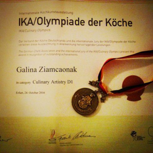 Боясь не довезти, цветы из сахара завернули в пленку и пенопласт. Повара из Постав взяли медали на олимпиаде в Германии