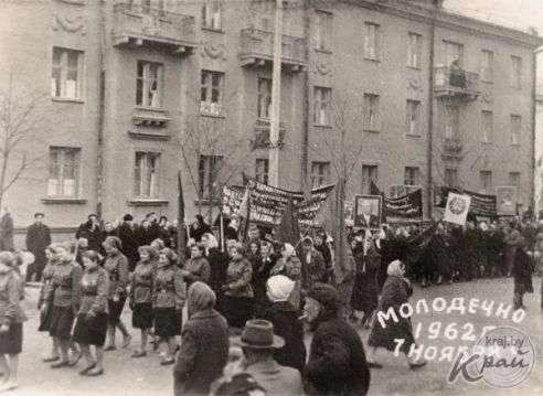 Ретрогород. Праздничная демонстрация в центре Молодечно 7 ноября 1962 года (фото)