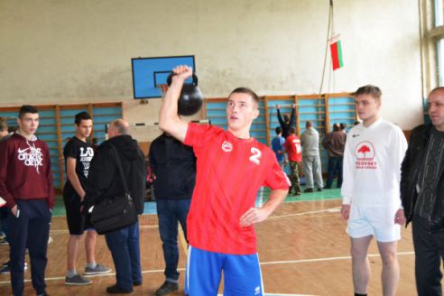 60 жимов гири и пробежка в бронежилете. В Поставах старшеклассники пообщались с военными, спасателями и милиционерами