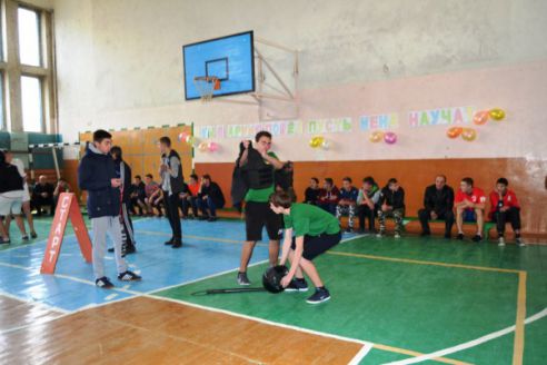 60 жимов гири и пробежка в бронежилете. В Поставах старшеклассники пообщались с военными, спасателями и милиционерами