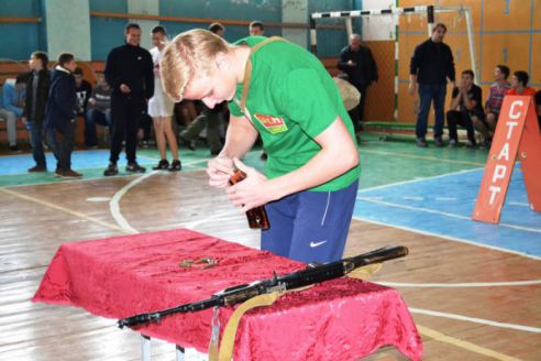 60 жимов гири и пробежка в бронежилете. В Поставах старшеклассники пообщались с военными, спасателями и милиционерами