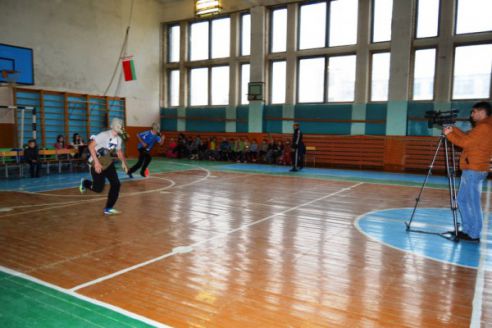 60 жимов гири и пробежка в бронежилете. В Поставах старшеклассники пообщались с военными, спасателями и милиционерами