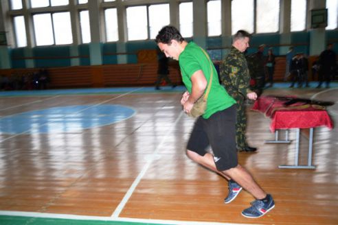 60 жимов гири и пробежка в бронежилете. В Поставах старшеклассники пообщались с военными, спасателями и милиционерами