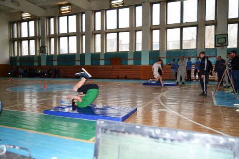 60 жимов гири и пробежка в бронежилете. В Поставах старшеклассники пообщались с военными, спасателями и милиционерами