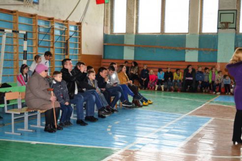 60 жимов гири и пробежка в бронежилете. В Поставах старшеклассники пообщались с военными, спасателями и милиционерами