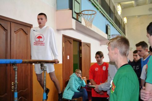 60 жимов гири и пробежка в бронежилете. В Поставах старшеклассники пообщались с военными, спасателями и милиционерами