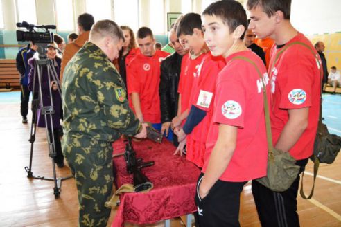 60 жимов гири и пробежка в бронежилете. В Поставах старшеклассники пообщались с военными, спасателями и милиционерами