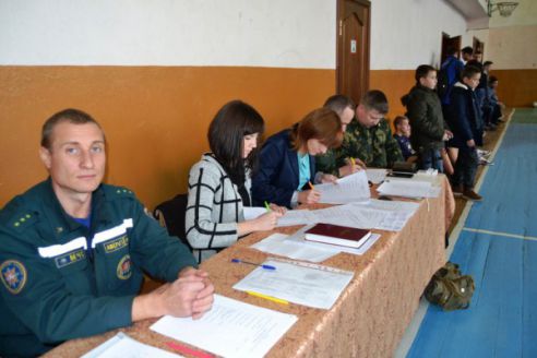 60 жимов гири и пробежка в бронежилете. В Поставах старшеклассники пообщались с военными, спасателями и милиционерами