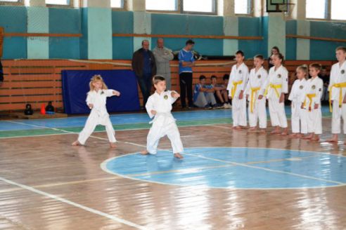 60 жимов гири и пробежка в бронежилете. В Поставах старшеклассники пообщались с военными, спасателями и милиционерами