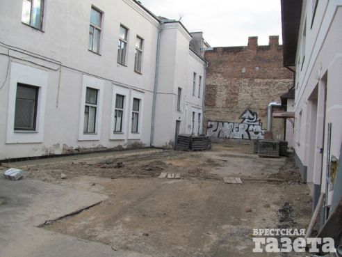 В центре Бреста жильцы и частная фирма не могут прийти к согласию по поводу благоустройства двора