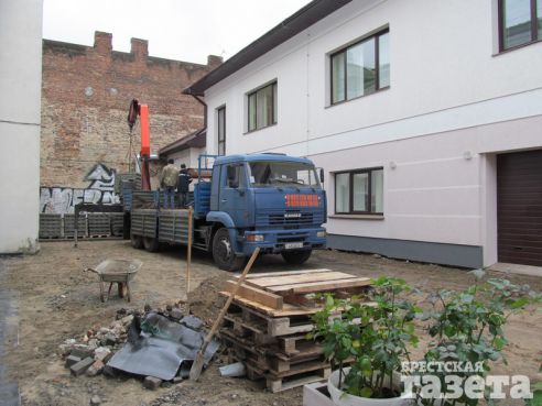 В центре Бреста жильцы и частная фирма не могут прийти к согласию по поводу благоустройства двора